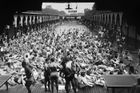 V roce 1923 se tady ale Pařížané koupali naposled. Francouzská metropole pak kvůli znečištění Seiny vydala zákaz koupání.