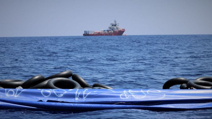 Loď Ocean Viking s migranty na palubě čeká 13 dní na přístav, Itálie žádosti ignoruje