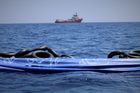 Loď Ocean Viking s migranty na palubě čeká 13 dní na přístav, Itálie žádosti ignoruje