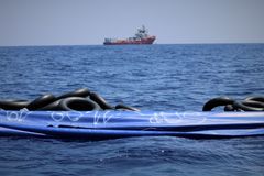 Loď Ocean Viking s migranty na palubě čeká 13 dní na přístav, Itálie žádosti ignoruje