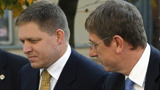 Fico a Gyurcsány přicházejí na jednání v Komárně.