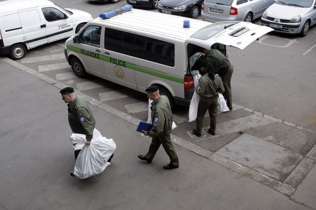 Vojenská policie vrací věci zabavené v České televizi