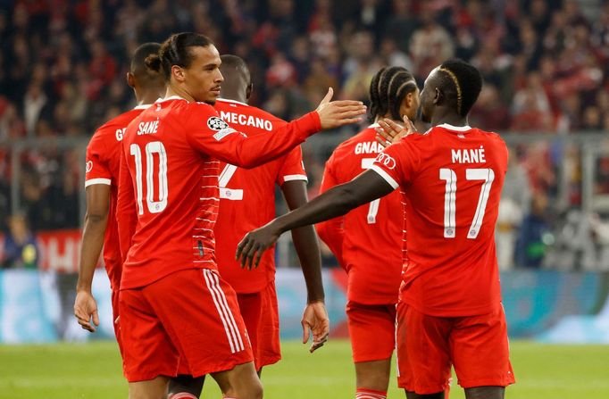 Liga mistrů 2022/23, Bayern - Plzeň: Leroy Sané a Sadio Mané slaví gól na 4:0.