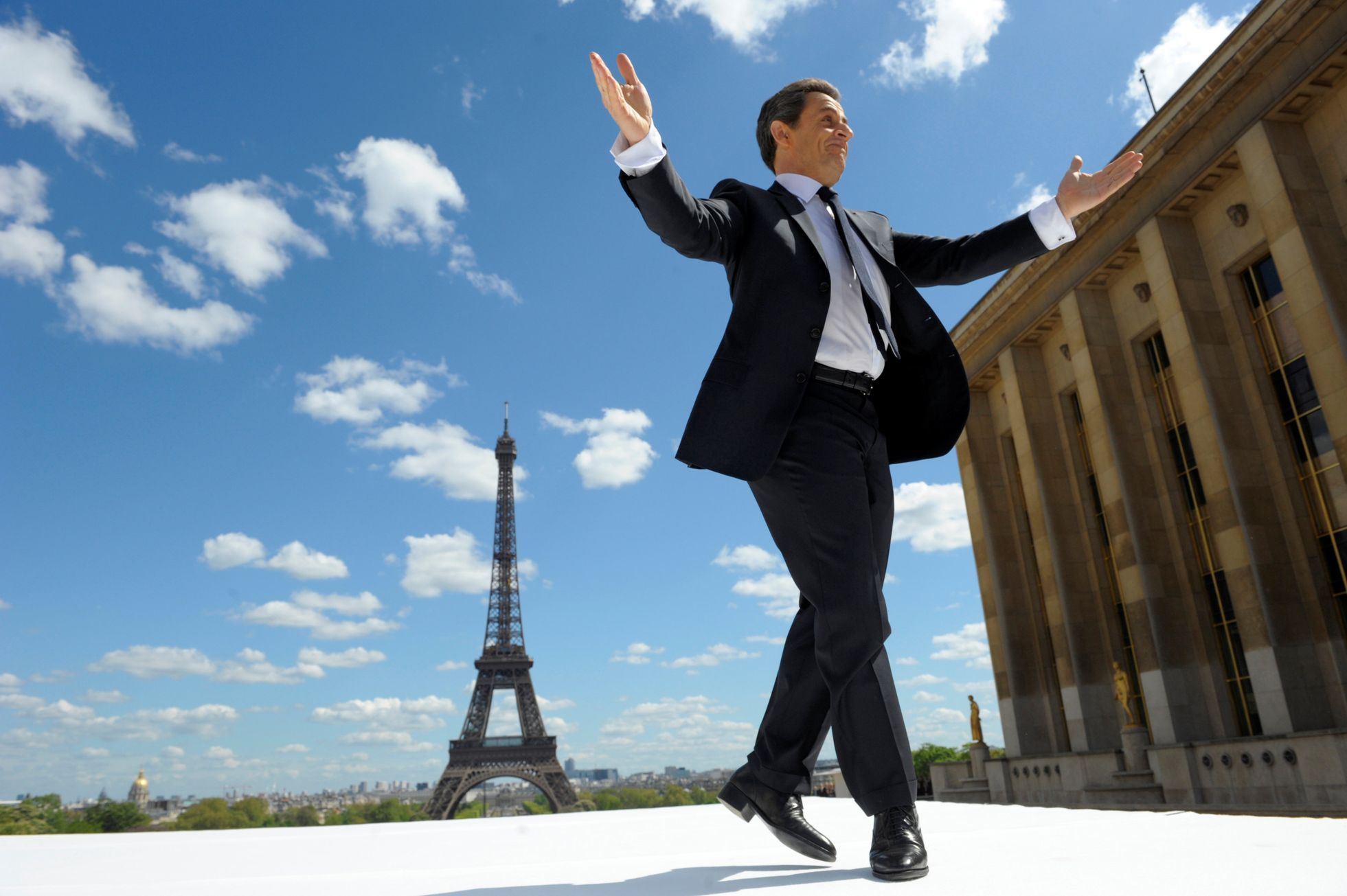 Nicolas Sarkozy mává v Paříži svým příznivcům.