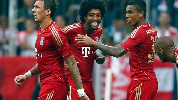 Mario Mandžukič, Dante and Luiz Gustavo oslavují gól do sítě Stuttgartu