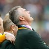 Jihoafrická republika proti Skotsku na MS v rugby 2015 (Jihoafrický trenér Heyneke Meyer zpívá před zápasem národní hymnu)