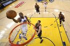 Durant zářil, LeBron sbíral ztráty. Warriors v prvním finále NBA vyprášili Cleveland