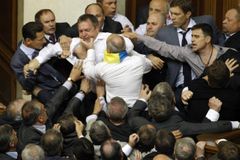 Video: Bum-bác-plesk! Tak se bijí ukrajinští poslanci