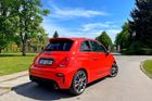 Abarth není jen tak obyčejná malá pětistovka, poznáte to podle jiných nárazníků, čtveřice koncovek výfuku a slupek místo pneumatik.