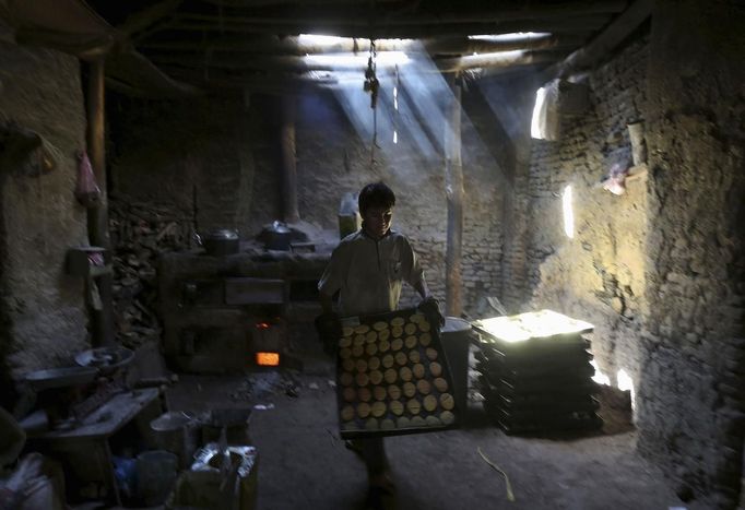 A man prepares special sweets at a small traditional factory ahead of the holy month of Ramadan in Kabul, July 8, 2013. Muslims around the world abstain from eating, drinking and conducting sexual relations from sunrise to sunset during Ramadan, the holiest month in the Islamic calendar. REUTERS/Omar Sobhani (AFGHANISTAN - Tags: RELIGION) Published: Čec. 8, 2013, 7:46 dop.