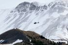 Francouzští záchranáři už druhým dnem zasahují v Alpách na místě, kde se v úterý zřítil Airbus A320 německé společnosti Germanwings.