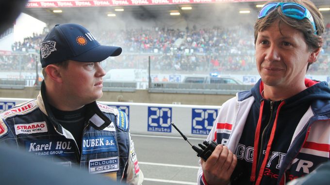 Adam Lacko zůstal po druhém pokusu o restart sobotní jízdy číslo dvě v Le Mans v boxech A stáji Buggyra zůstaly otazníky, co se vlastně na trati s vozem stalo.