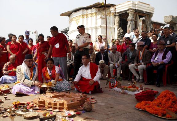 Nepálský premiér Khadga Prasad Sharma Oli při rituálu zahajujícím rekonstrukci poničených památek v centru Káthmándú.