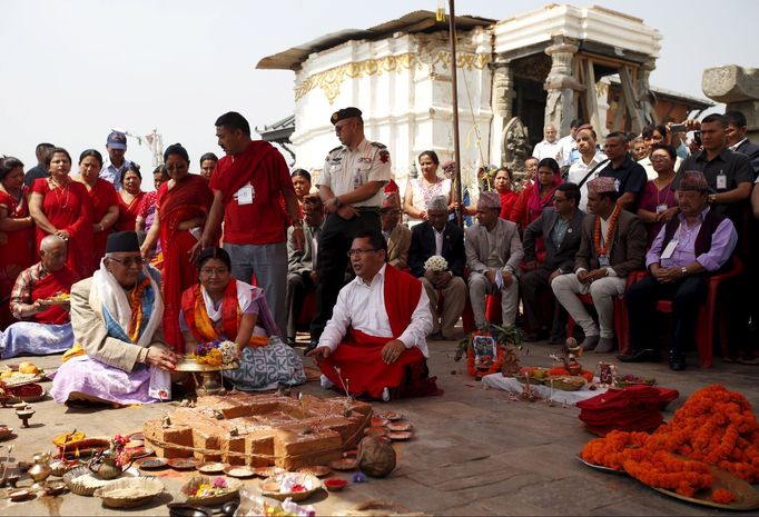 Nepálský premiér Khadga Prasad Sharma Oli při rituálu v Káthmándú rok po zemětřesení