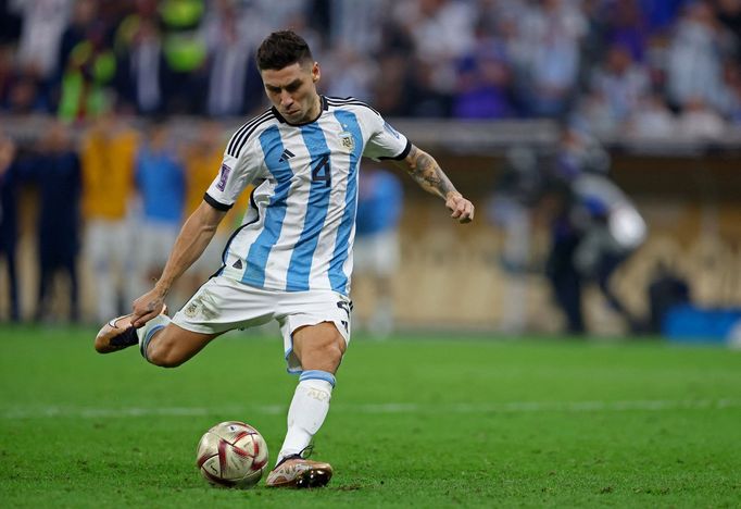 Finále MS ve fotbale 2022, Argentina - Francie: Gonzalo Montiel při vítězné penaltě.