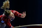 Švýcarka Giulia Steingruberová na kladině při ME sportovních gymnastek.