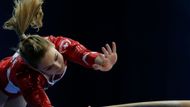 Švýcarka Giulia Steingruberová na kladině při ME sportovních gymnastek.