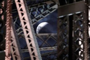 Zatmění Měsíce, jak jej v sobotu 10. prosince 2011 pozoroval svět