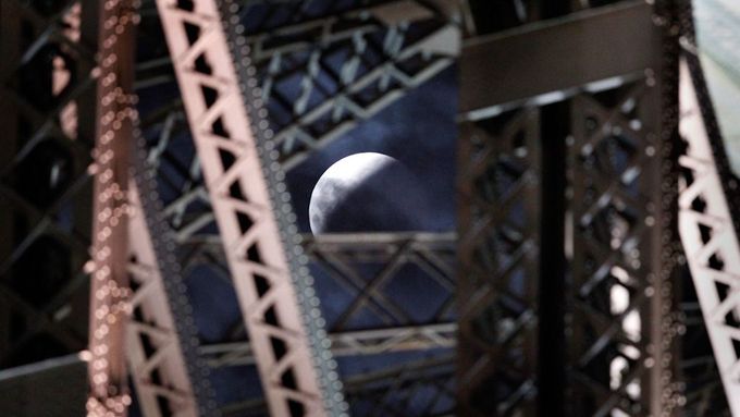 Zatmění Měsíce, jak jej v sobotu 10. prosince 2011 pozoroval svět