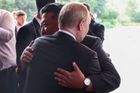 Je to bratrská povinnost, řekl Kim Putinovi. KLDR slíbila další pomoc na Ukrajině