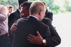 Je to bratrská povinnost, řekl Kim Putinovi. KLDR slíbila další pomoc na Ukrajině