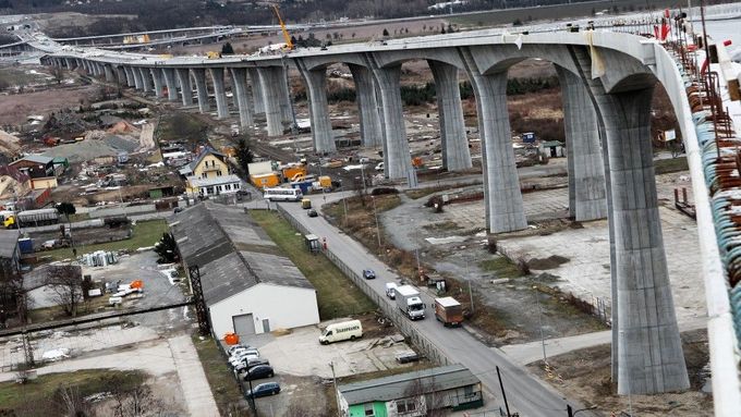 Lahovický most: Betonové monstrum odlehčí dopravě v Praze