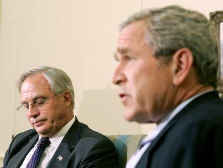 Americký prezident George Bush oznamuje rezignaci šéfa CIA Portera Gosse