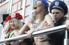 Svlékly se. Na protest proti Íránu, Moskvě i útlaku žen