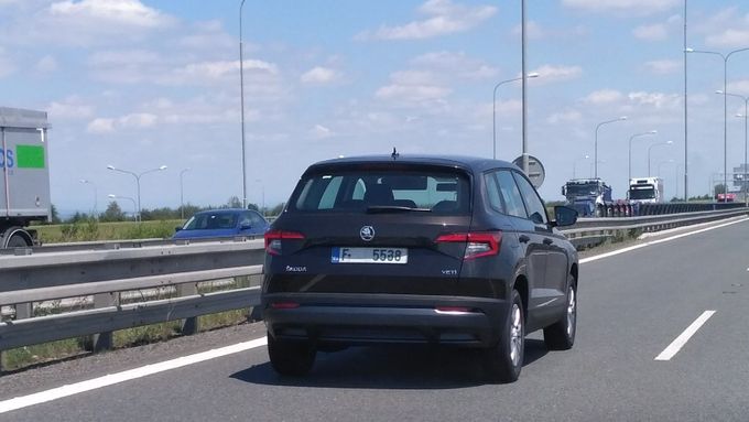 Škoda Karoq s nápisem Yeti na pravé straně víka kufru je ojedinělý úkaz na českých silnicích.