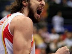 Španělský basketbalista Pau Gasol se raduje z úspěšného střeleckého pokusu v semifinále MS proti Argentině.