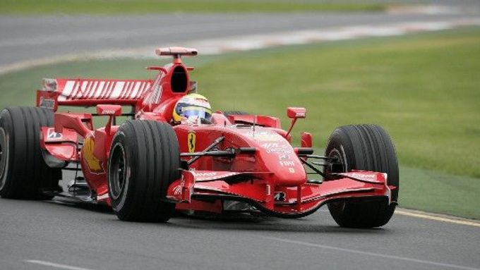 Pilot formule jedna stáje Ferrari Felipe Massa při prvním oficiálním tréninku na Velkou cenu Austrálie.