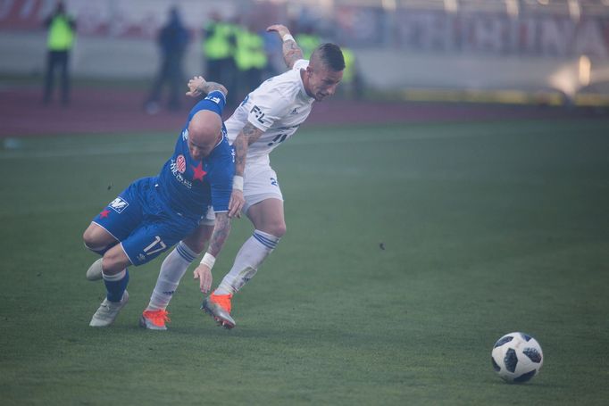 Miroslav Stoch a Jiří Fleišman v zápase 10. kola Baník - Slavia.