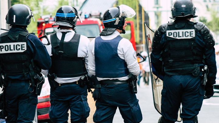 Útočník ve Francii vešel na komisařství a pobodal policistku, poté z místa utekl; Zdroj foto: Shutterstock