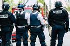 Útočník ve Francii vešel na komisařství a pobodal policistku, poté byl zastřelen
