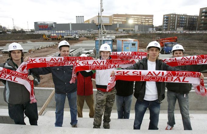 Stavba stadionu v Edenu: návštěva fanoušků na staveništi 1. března 2007.