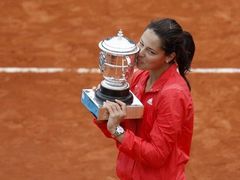 Srbka Ana Ivanovičová se konečně dočkala. V Roland Garros poprvé vyhrála Grand Slam, když ve finále porazila Rusku Safinovou.