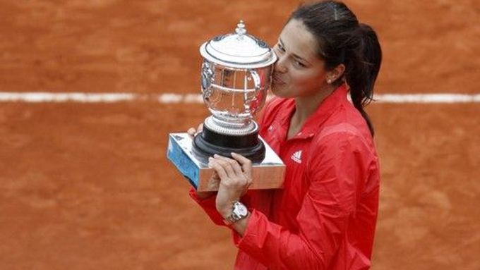 Srbská tenistka Ana Ivanovičová s vítěznou trofejí