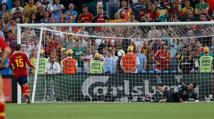 Sergio Ramos střílí gól z penalty během semifinálového utkání Eura 2012 mezi Portugalskem a Španělskem.