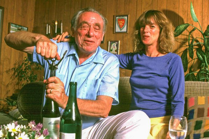 Charles Bukowski a jeho žena Linda ve svém domě v Los Angeles v roce 1986.