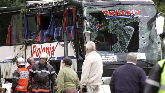 Police and rescue services work at the site of a bus accident near Dunkirk, northern France, August 8, 2007. The bus, carrying Polish tourists, crashed on Wednesday killing three people and seriously injuring 11 others, French police said. REUTERS/Jean-Pierre Rafto (FRANCE)