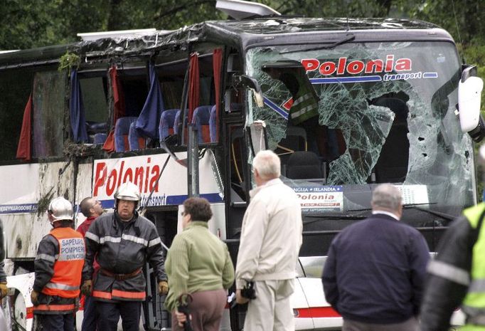 Police and rescue services work at the site of a bus accident near Dunkirk, northern France, August 8, 2007. The bus, carrying Polish tourists, crashed on Wednesday killing three people and seriously injuring 11 others, French police said. REUTERS/Jean-Pierre Rafto (FRANCE)