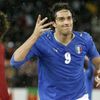 Luca Toni otevírá účet přátelského zápasu s Portugalskem.