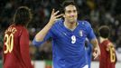 Luca Toni otevírá účet přátelského zápasu s Portugalskem.