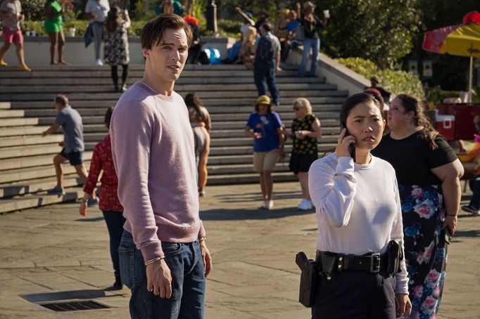 Nicholas Hoult jako Renfield a Awkwafina v roli Rebeccy.