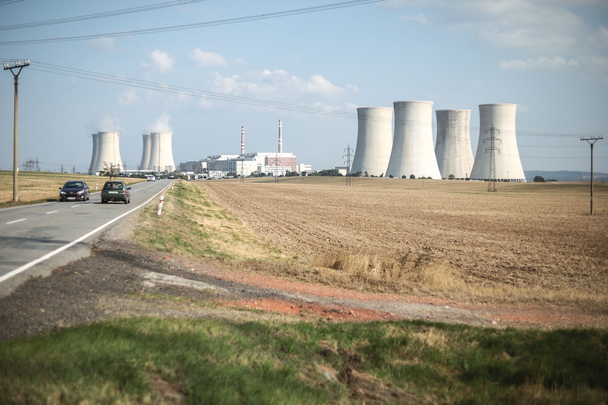 Jaderná elektrárna Dukovany, chladící věž, reaktor, strojovna, regulační tyče, radioaktivita, dozimetr