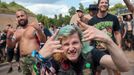 Návštěvníci festivalu Brutal Assault.