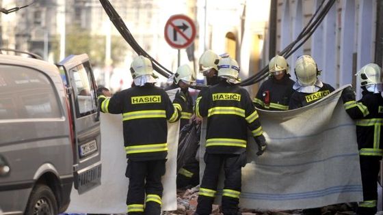 V Olomouci se zřítila část domu, zasypaná žena je mrtvá