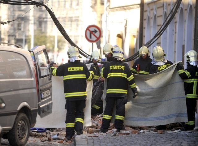 V Olomouci se zřítila část domu, zasypaná žena je mrtvá
