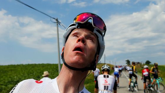 Chris Froome zasažený slzným plynem