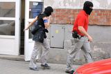 Maskovaní policisté 14. června 2013 převážejí zadrženou nejbližší spolupracovnici premiéra Petra Nečase Janu Nagyovou na policejní služebnu v ostravské Masné ulici.